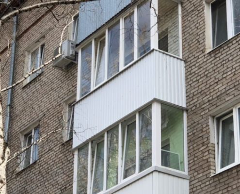 отделка балкона профнастилом