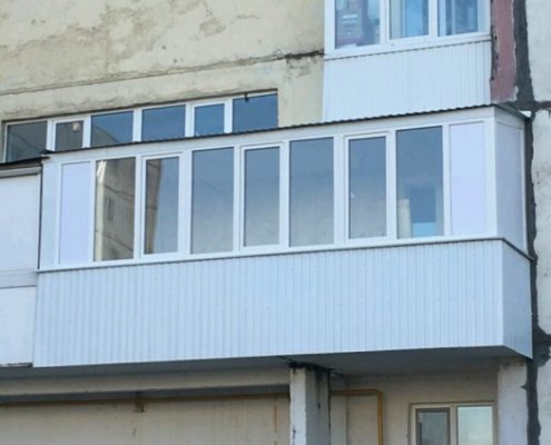 остекление и отделка длинного балкона