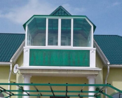 застекление балкона частного дома
