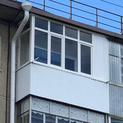 Застекление балкона на последнем этаже