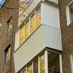 Остекление и отделка балкона с выносом