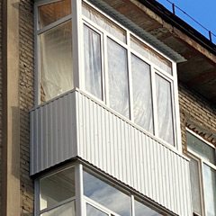 Остекление и установка крыши для балкона в сталинке