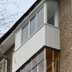 Застекление балкона с крышей
