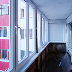 Остекление длинного балкона пластиковыми окнами